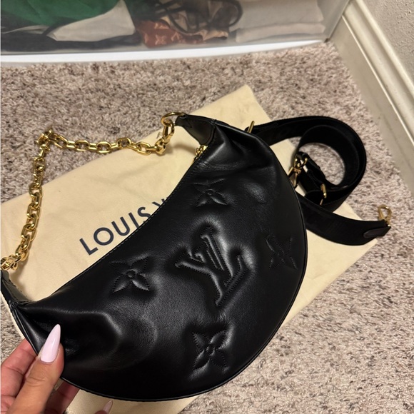 Louis Vuitton Black Leather Shoulder Bag with Gold Chain - Picture 1 of 1